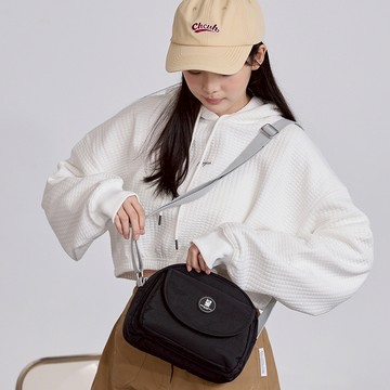 【金安德森】迷霧森林 翻蓋斜側包-黑色