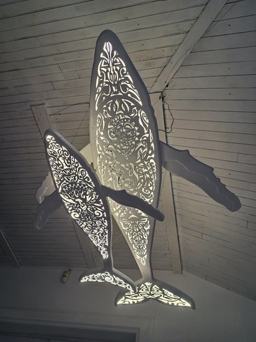 鯨魚與小鯨魚天花板吊燈：毛利風格的 LED 壁燈