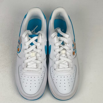 微瑕疵-右腳鞋舌上鞋帶孔發黃,左右腳中底色差 DM3353-100/4.5Y NIKE AIR FORCE 1 GS 怪物奇兵 兔寶寶 兔巴哥 白藍 大童鞋