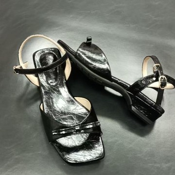 手抓羊皮一字帶露趾涼鞋女2025新款方頭加大加寬跟鞋夏季配裙子鞋