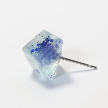 樂音碎片 / 樹脂耳環 / 透明 銀白 深藍 / 單隻【冰晶方塊】