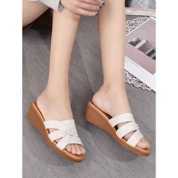 夏季外穿百搭坡跟軟底中年女鞋真皮中老年涼拖媽媽拖鞋防滑牛筋底