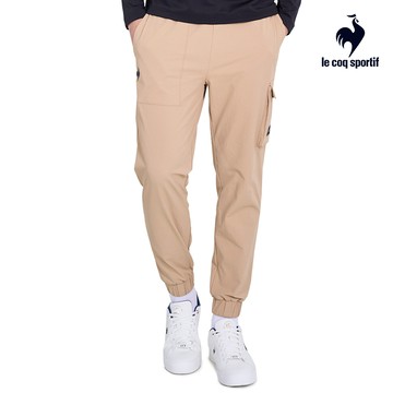 【LE COQ SPORTIF 法國公雞】男款薑根色休閒潮流平織運動長褲LWU81273