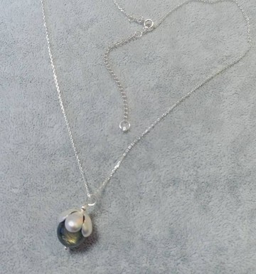 10mm 彩光拉長石 鍍銀花扥， 925 純銀頸鍊10mm labradorite 925 silver necklace