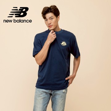 【New Balance】插畫圖案短袖上衣_男性_深藍色_MT51923NNY