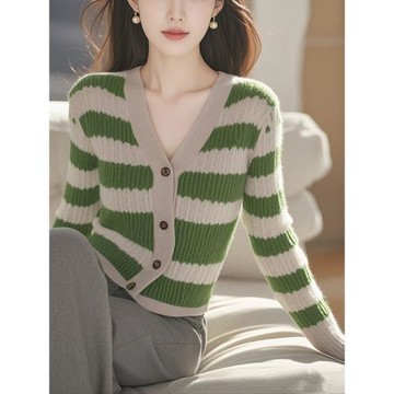 休閑慵懶風綠色條紋V領長袖針織衫女秋冬新款別致設計感外搭上衣
