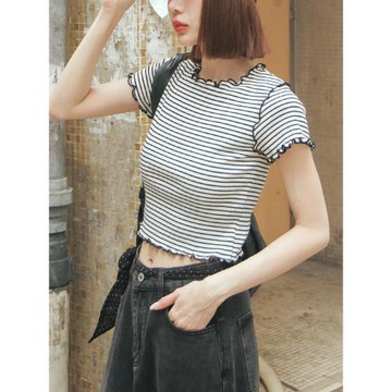 QUEENSHOP 2026春夏新品女裝配色條紋木耳邊短版合身上衣01099493