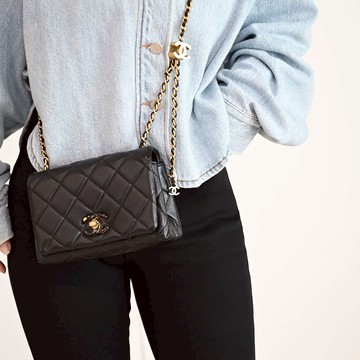 CHANEL AS4973 限定款琺瑯雙C LOGO調節扣小羊皮翻蓋斜背鍊包.黑