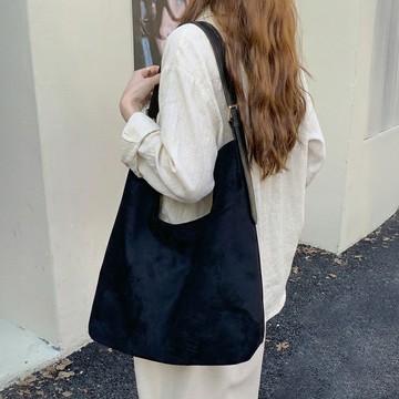 鬆弛感麂皮絨大容量單肩斜跨包 經典黑