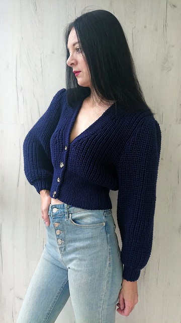 羅紋針織短款開衫，腰部合身 V 領藍色鈕扣毛衣