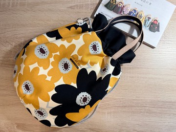 【現貨】小花球散步束口包 / 暖芥花舞