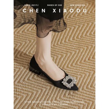 淺口粗跟單鞋女尖頭平底鞋水鉆軟底黑色通勤瓢鞋大碼女鞋41到43