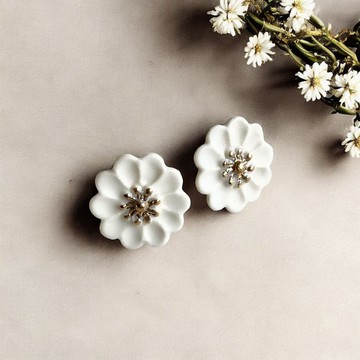 螺旋夾式耳環 - 白色花