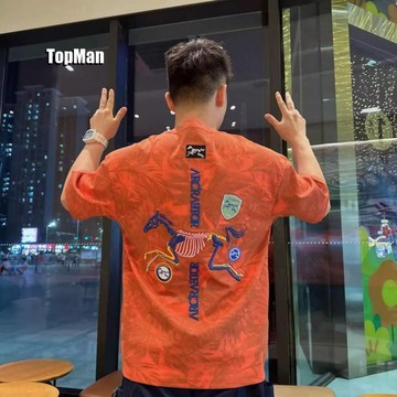 TopMan 男短袖t恤 刺繡徽章化石馬街頭風休閒短袖 上衣 男生 打底衫 潮t 黑色 杏白色 桔色