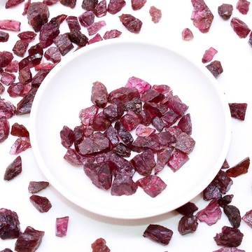 如鴻天然石榴石原石水晶擺件籽小顆粒玫紅色石頭魚缸裝飾水晶礦物