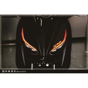 彩貼藝匠【舊款】XMAX 300 車頭媚眼拉線（一對）3M反光貼紙 ORACAL螢光貼 拉線設計 裝飾 機車貼紙