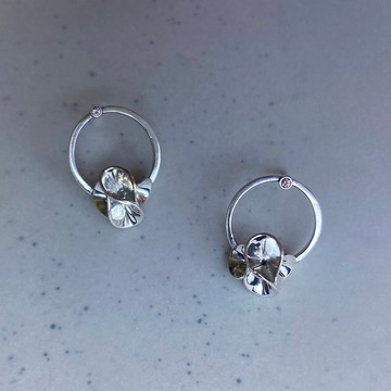 銀色花朵造型粉色藍寶石耳釘