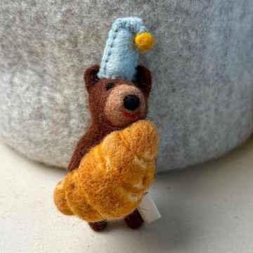 毛絨絨樂園 — 幸福可頌小熊 • 羊毛氈手指偶吊飾