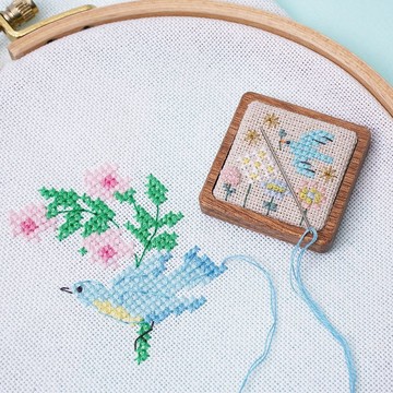 【花園字母吸針器】十字繡工具 手作材料包 吸鐵磁鐵 | XiuCrafts