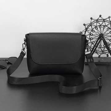 現貨特惠 輕量簡約翻蓋斜背包 肩背包 單肩包 側背包 斜背包 掀蓋包 郵差包(D2350)