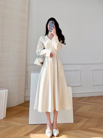 9th street燈芯絨連衣裙秋冬法式復古過膝打底V領赫本風白色長裙 (預購)
