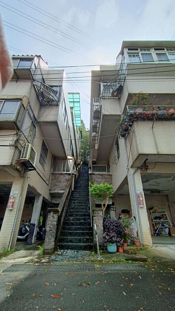 誠售⭐山景樓中樓車庫花園庭院游泳池籃球場~近交流道｜新北市五股區民義路一段