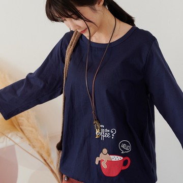 慢 生活 狗狗咖啡杯貼布繡休閒T恤- 深藍/紅