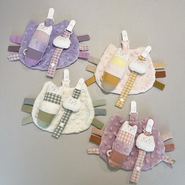 碎布再生系列。貓豆豆布安撫巾。手遙鈴。夾扣。彌月禮盒。現貨款