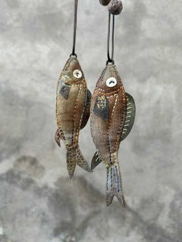 壹染指原創 全手縫 | 咸魚 胸針 吊飾 | 可掛可戴 擴香器