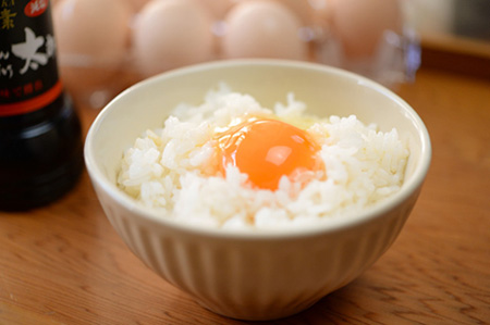 飛来幸鶏の卵かけご飯セット「黙って食べて魅卵ね」