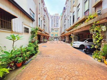 獨家︱四房前院車庫︱一手屋孝親社區雙出入別墅｜台中市東區一心街
