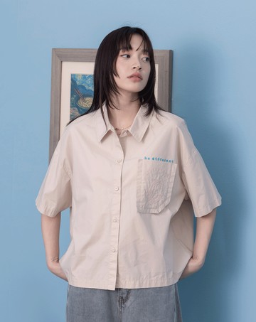 口袋復古繡花背後打褶廓型短袖襯衫(兩色)