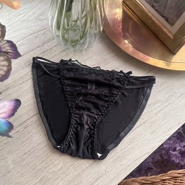 性感蕾絲三角褲【魅花天堂內褲/黑/(僅販售內褲)(內衣需要加購 )】4色側邊細帶誘惑性感蕾絲縲縈透氣底襠居家開運紅誘惑三角褲-33到37吋臀圍可穿 iVENUS玩美維納斯