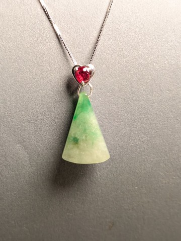 天然緬甸意境綠飄花無事牌翡翠 鑲稀有紅尖晶石 銀配件 吊墜