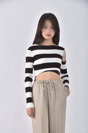 (S) xin yi zu wears條紋露肩黑白色長袖上衣