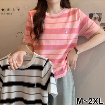 【QV3964】魔衣子-俏皮裝扮．刺繡小兔圖案條紋圓領短袖上衣