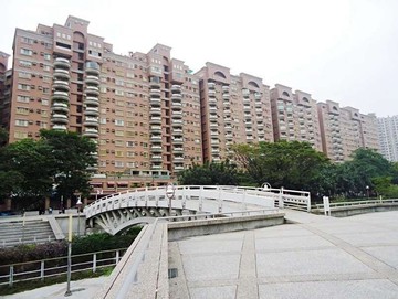 河堤商圏#萬坪公園#京城世界一期#優質3房+平車｜高雄市三民區河堤路