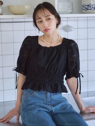 鏤空花卉荷葉摺邊綁結泡泡袖上衣(01000328700) - earth music&ecology