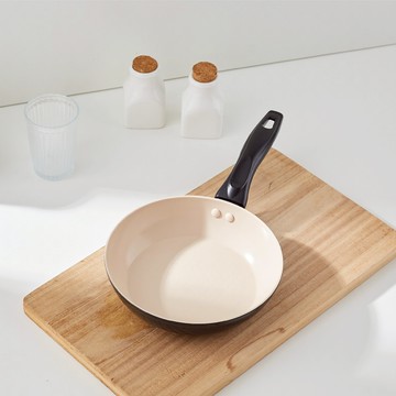 【UDiLiFE】生活大師 樂司 20cm超輕量陶瓷不沾淺型平底鍋 IH 陶瓷鍋 不沾鍋 炒鍋 露營 平底鍋 煎鍋 電磁