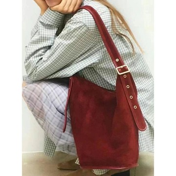 商城熱賣⭐大容量水桶單肩包  復古斜挎包 復古紅色腋下包新款通勤結婚斜挎包大容量單肩時尚水桶包