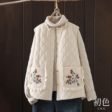 初色  荷葉邊領口菱格紋花草刺繡大口袋蕾絲排扣鋪棉馬甲背心上衣女上衣-共3色-32382(M-2XL可選)