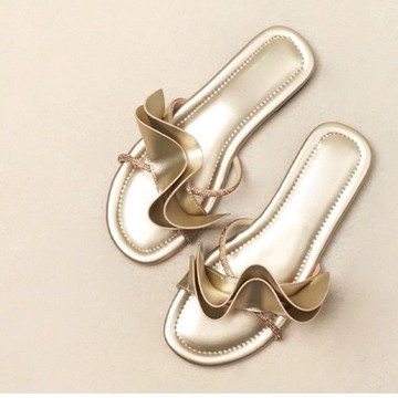 拖鞋外穿女法式新款 荷葉金色沙灘一字高級感平底涼拖夏季僊女風涼鞋 拖鞋外出 布希鞋 韓國拖鞋 女涼鞋 韓國涼鞋 女生拖鞋