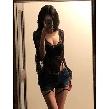 8-8連體上衣 卡逼衣 連體背心 歐美連身衣 挖洞上衣 ins風衣服 純欲風黑色v領喇叭袖長袖蕾絲衫女性感透視顯瘦內搭連