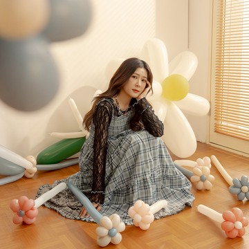 QUEENSHOP_F 姵萱聯名 格紋荷葉細肩綁帶長洋裝-藍S/M 現+預 【01087185】