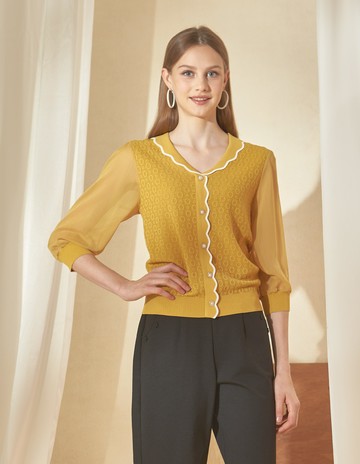 ★【喜芝梅】粉彩秋漾 甜美珍珠扣飾波浪修邊針織上衣(兩色；F) 224580911