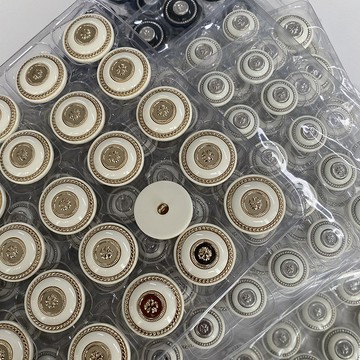 🔥臺灣出貨🔥1.8/2.0/2.3/2.5公分/四葉草浮鵰樹脂鈕扣 金屬雙拚衣服扣子 時尚百搭小香毛衣粗花呢女扣子 di