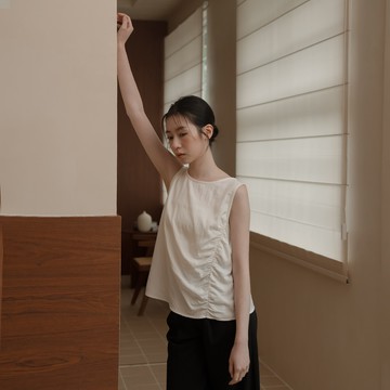 簡約側邊前胸抓皺寬版背心-白