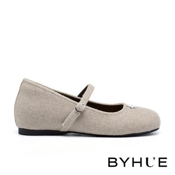 BYHUE 可愛自然捲毛LOGO小花釦異材質軟芯瑪莉珍低跟鞋－米
