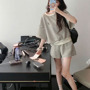 條紋新休閒套裝 寬鬆夏季大尺碼女裝短袖短褲兩件套針織女裝 經典條紋短袖上衣+短袖兩件套 夏季休闲套装女