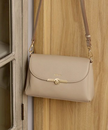 【KINAZ】三層澎澎柔軟皮革精緻轉釦掀蓋斜背包-香草醬-澳式丹波麵包系列 (BX96393-60)